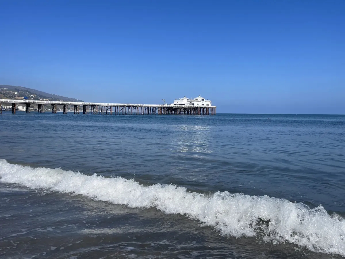 Strand met een pier