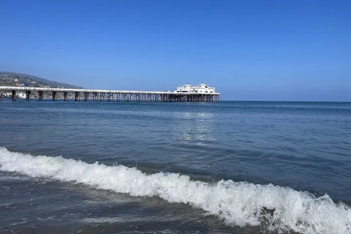 Strand met een pier