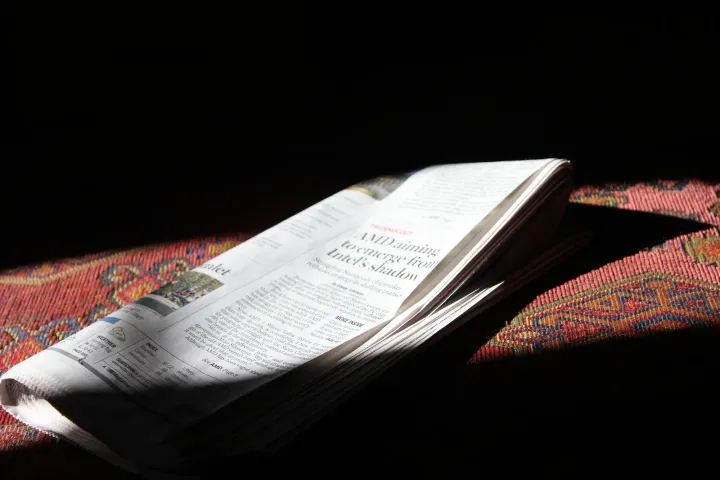 Opengevouwen krant in een streep zonlicht