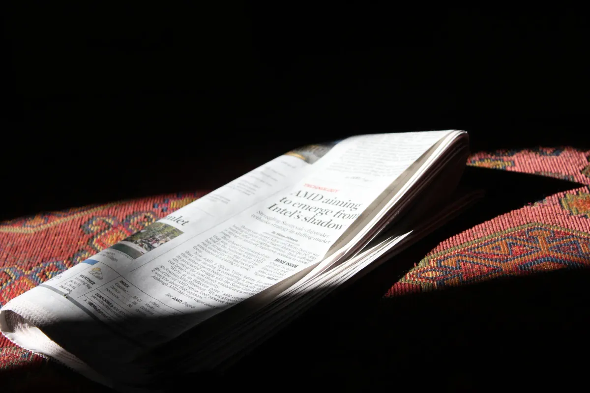 Opengevouwen krant in een streep zonlicht